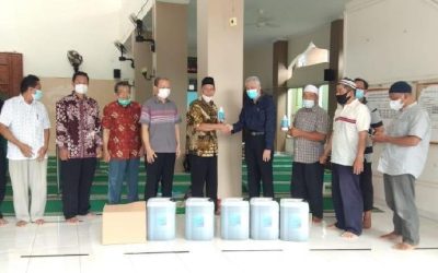 Utilization of Hand Sanitizers and Disinfectants Using Active Ingredients nanoparticles for the Sultan Fatah Banyumanik Foundation Semarang