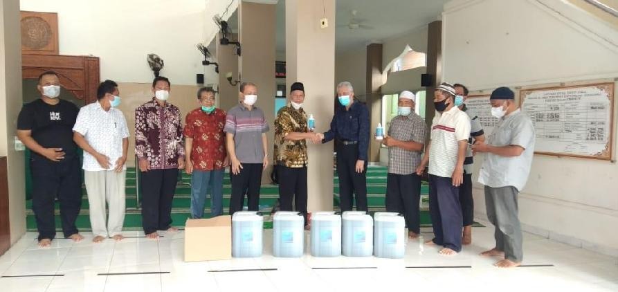 Utilization of Hand Sanitizers and Disinfectants Using Active Ingredients nanoparticles for the Sultan Fatah Banyumanik Foundation Semarang