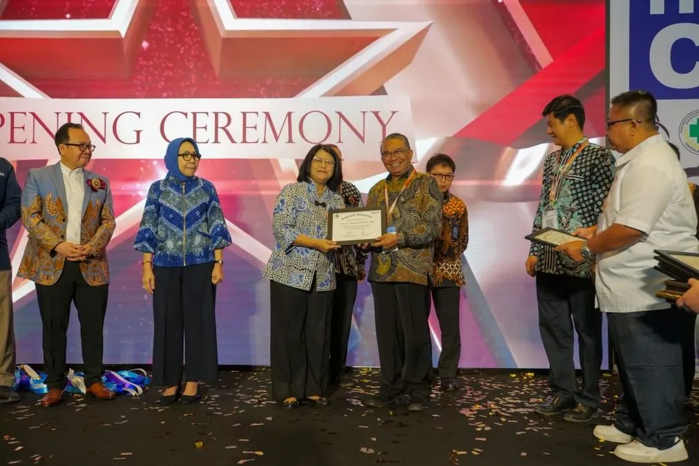 UNDIP Expert Receives Award at Indohealthcare & GAKESLAB Expo 2025: Recognition for the Downstreaming of Ozone and Plasma Technology